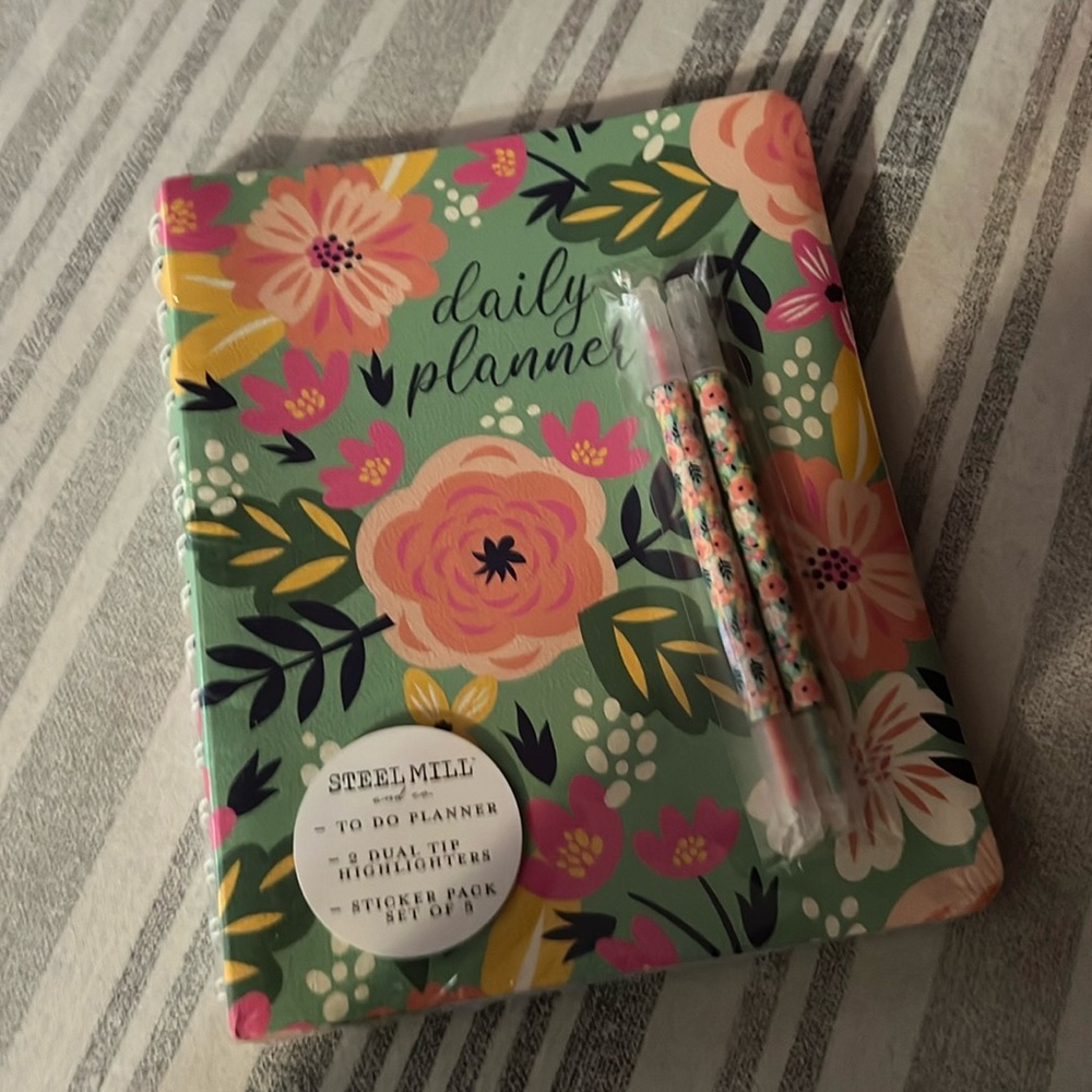Daily planner with 2 highlighters and 5 sticker sheets